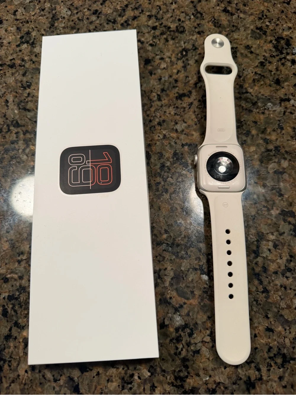 Apple Watch SE 40 mm Starlight SB S/M GPS Works Great Cracked Screen